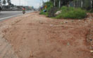Đất cát từ lò gạch tràn ra lộ